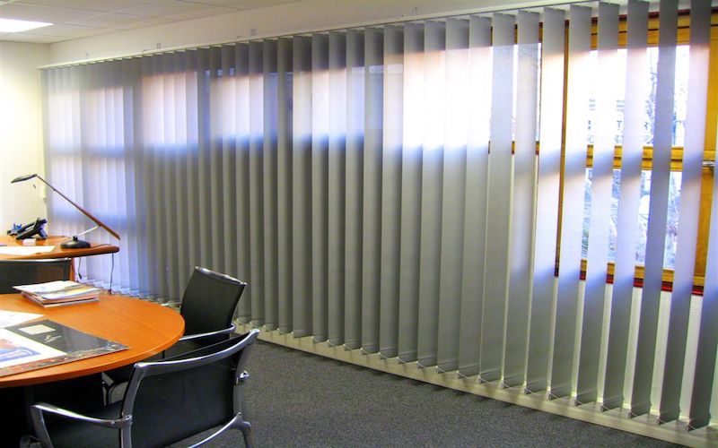 Store à bandes verticales